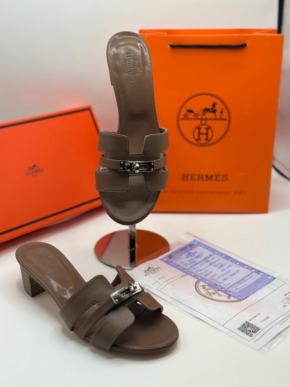 Hermès Oran–Inspired Leather Heeled Sandals – H-Cut Signature Design