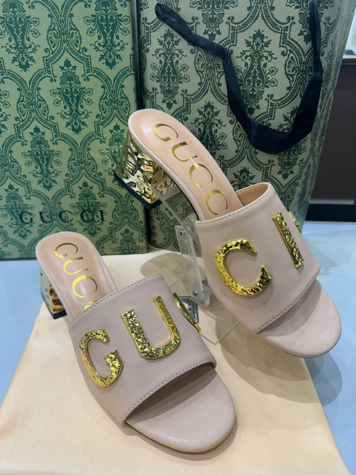 GUCCI Matelassé Heeled Sandals – Gold-Tone Logo | White & Black